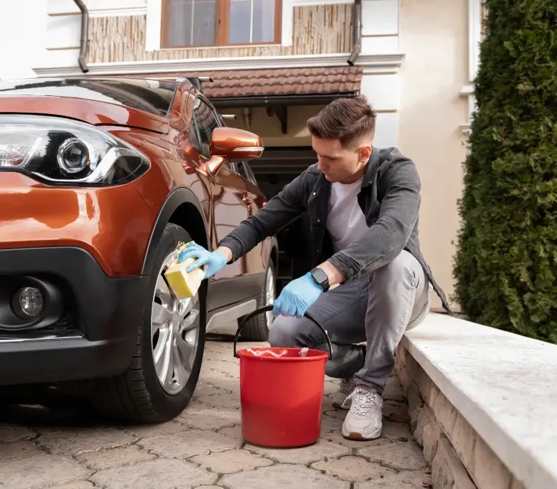Lavage auto à domicile Villeneuve-d'Olmes : professionnel intervenant sur un véhicule